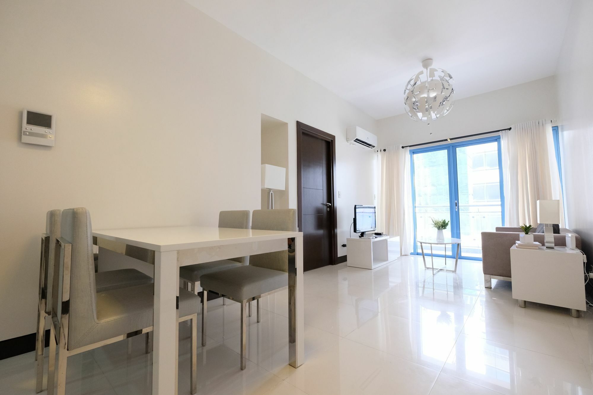 Csuites At Two Central Residences Makati City Exterior photo